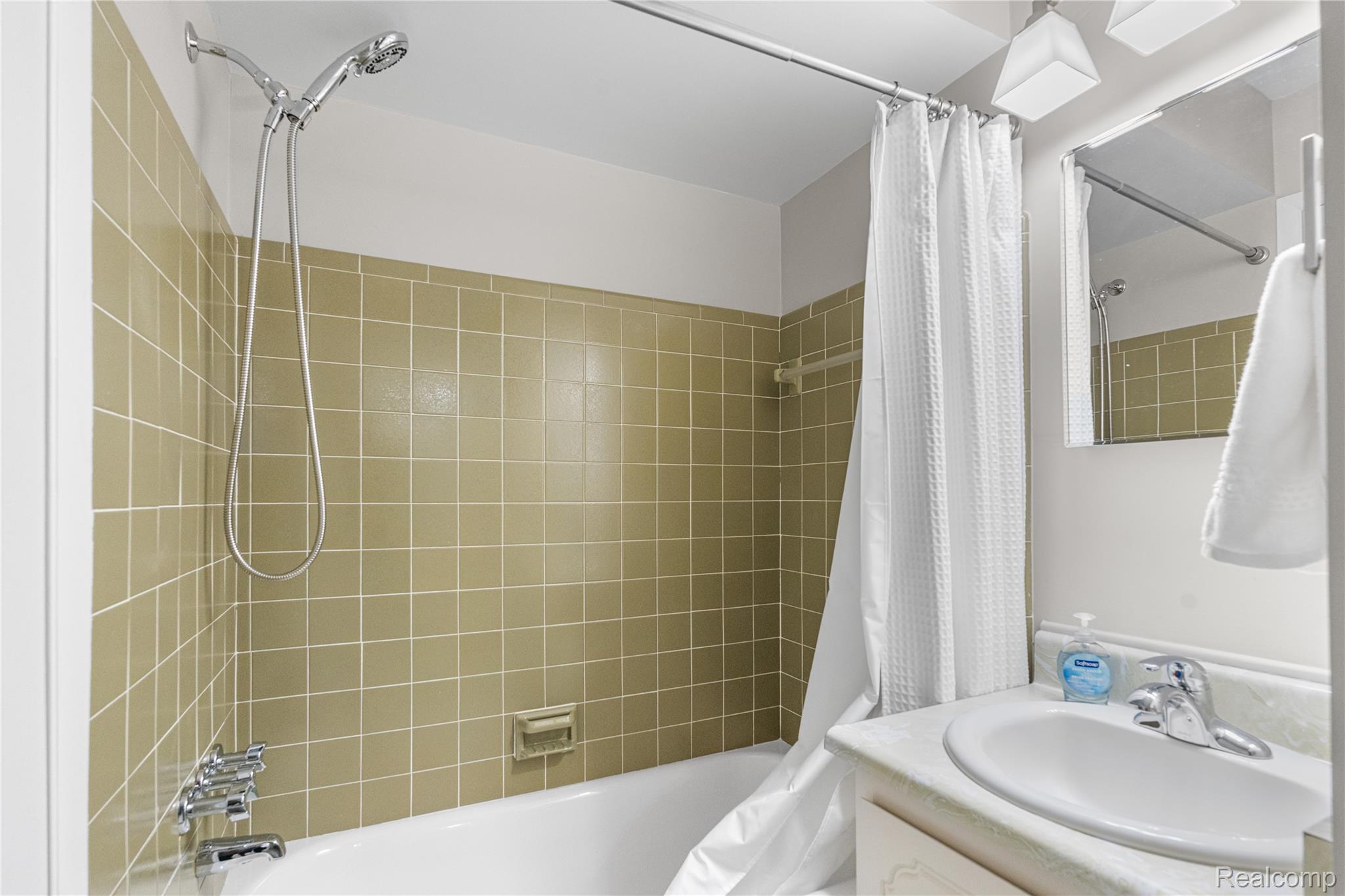 Rochester Hills, Michigan 48307, United States, 3 Bedrooms Bedrooms, ,2 BathroomsBathrooms,Residential,Active,254901