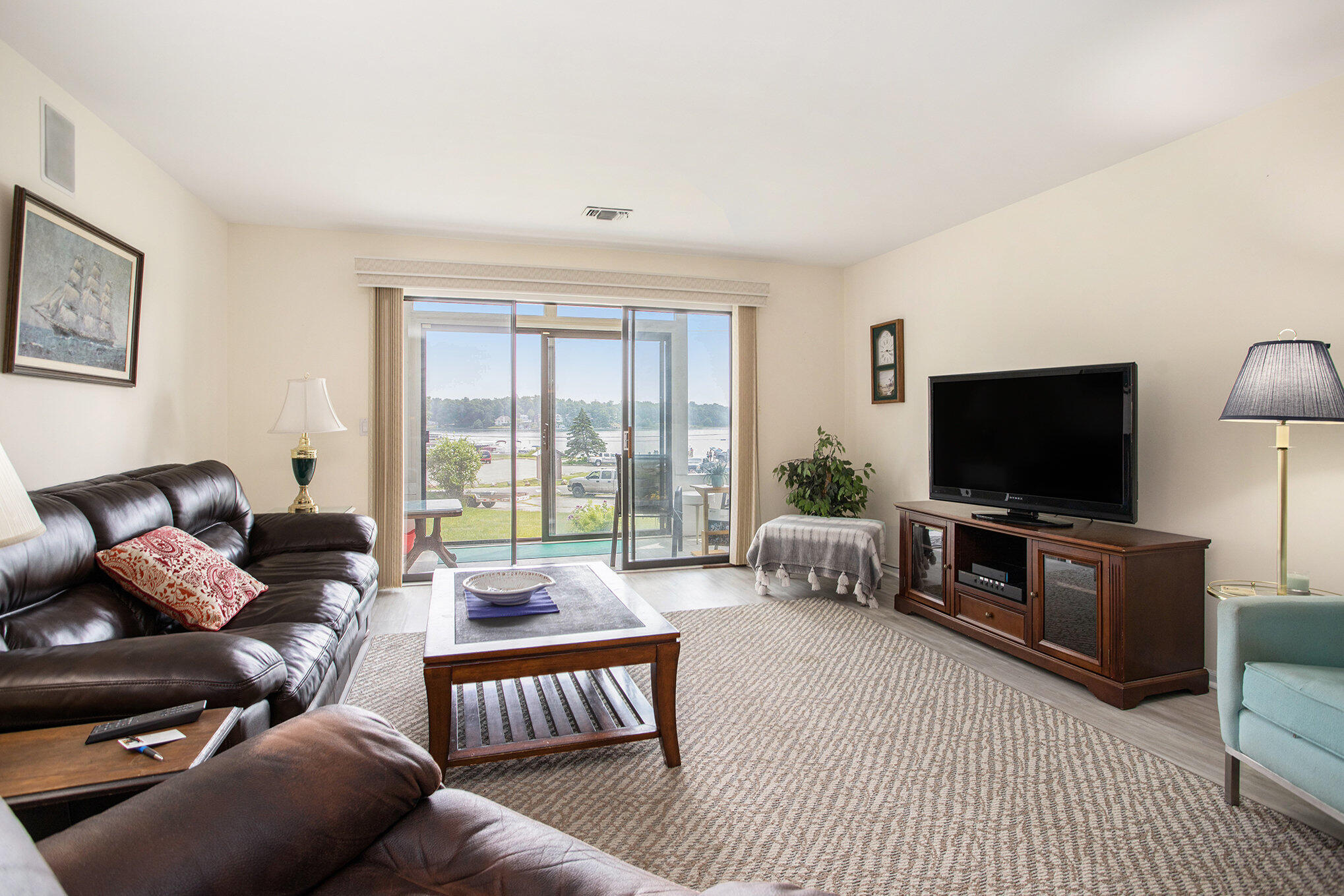 225 W Columbia Avenue 6