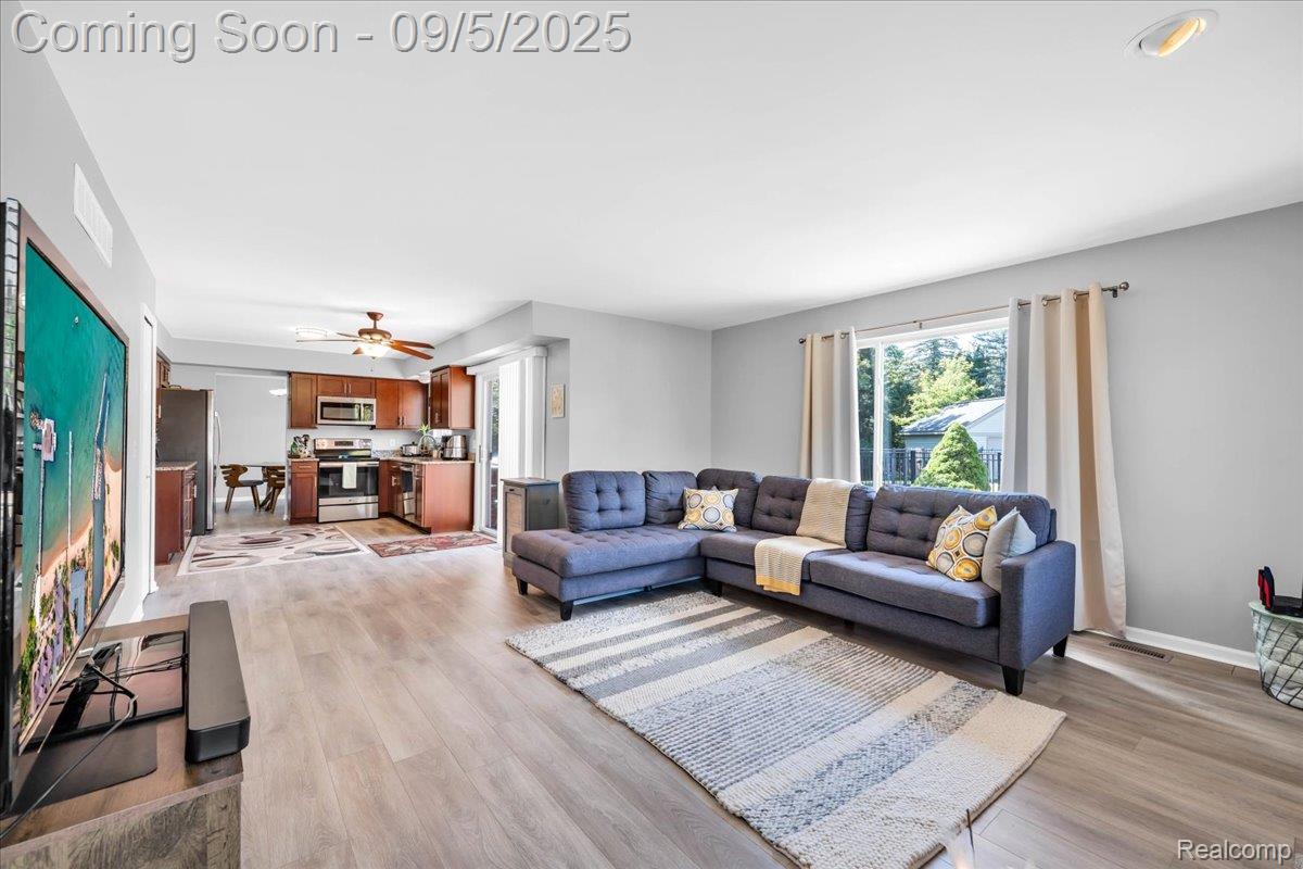 Commerce Charter Township, Michigan 48382, United States, 4 Bedrooms Bedrooms, ,3 BathroomsBathrooms,Residential,Active,203760