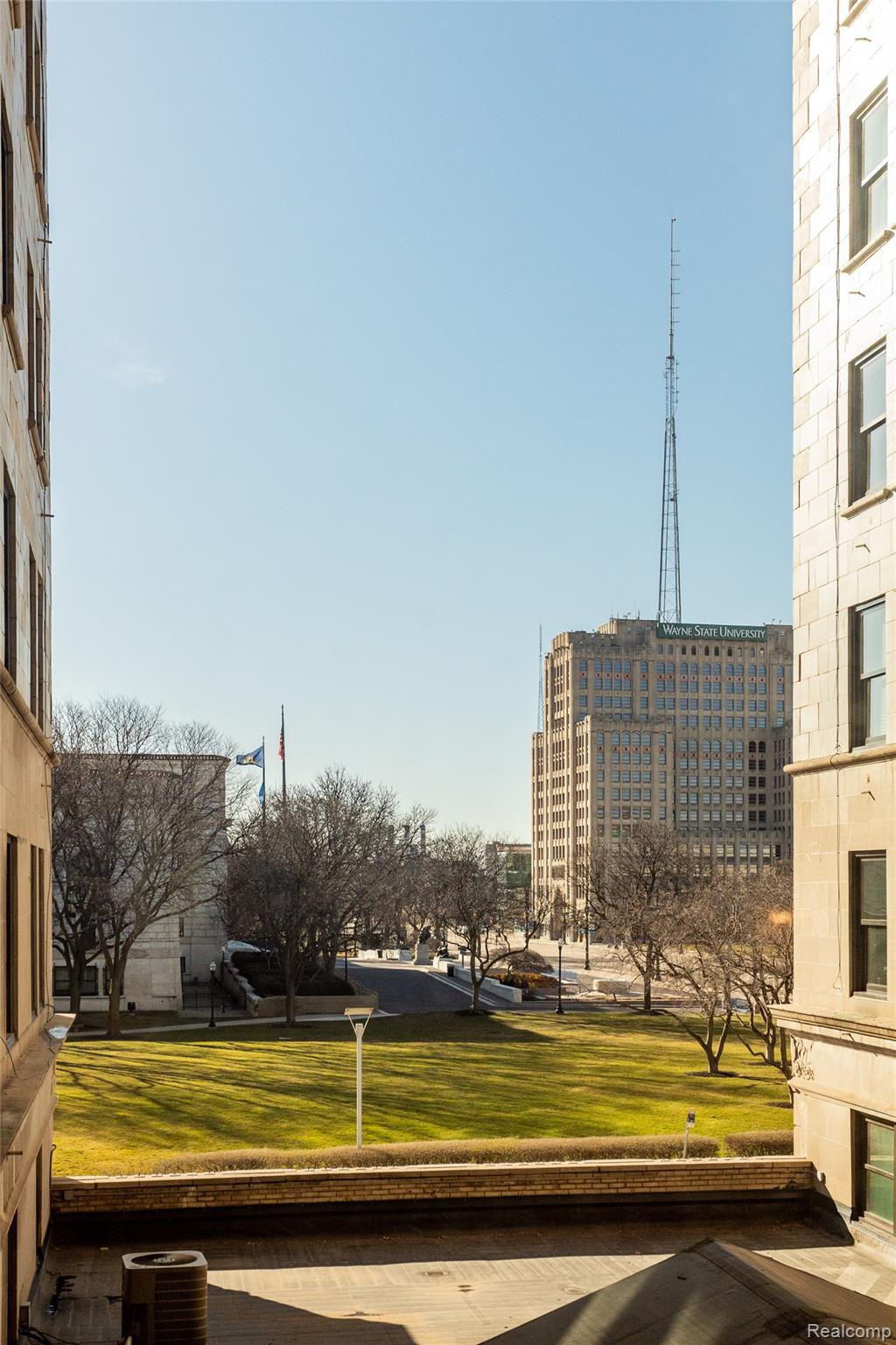 15 E Kirby Street 206