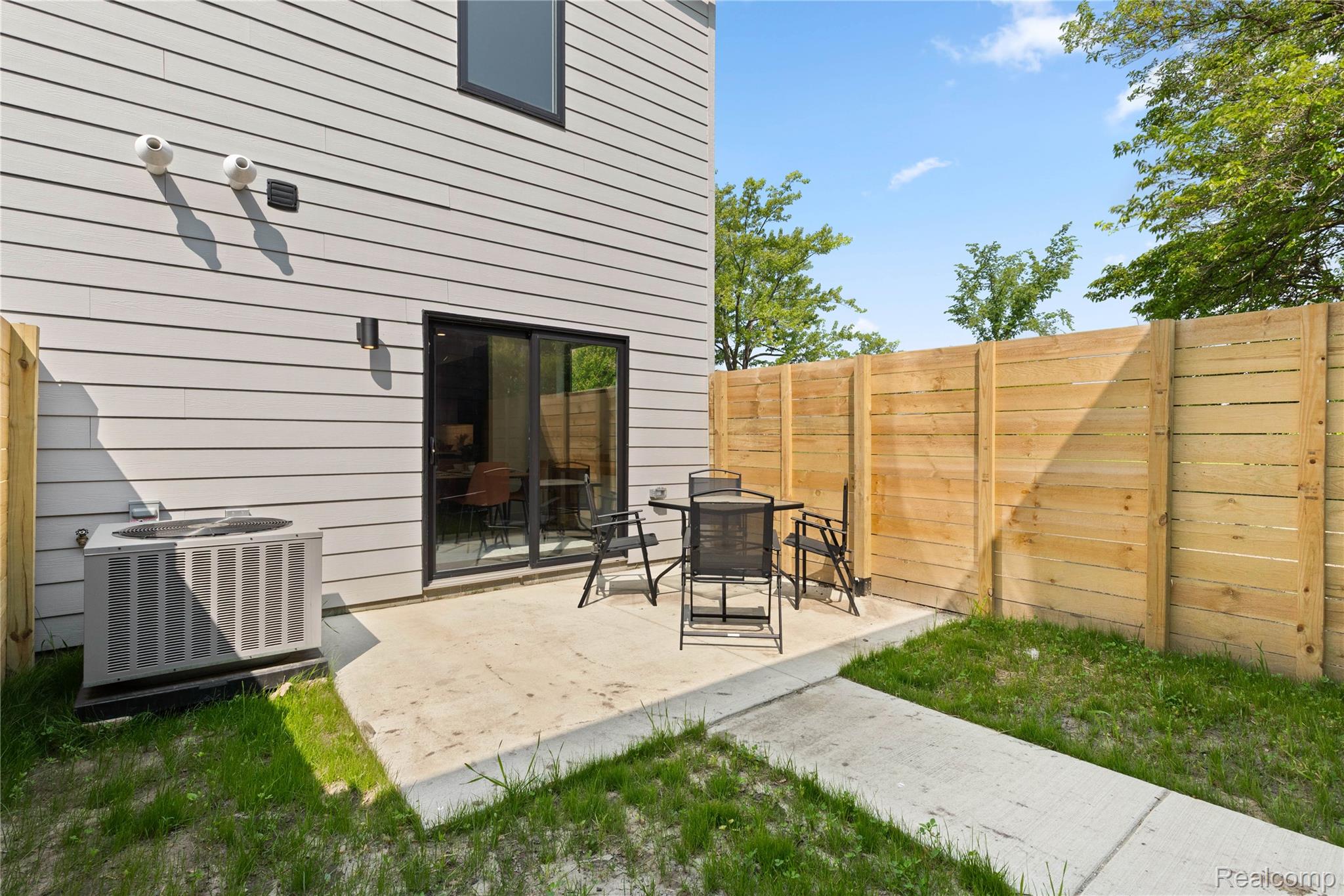 Detroit City, Michigan 48208, United States, 2 Bedrooms Bedrooms, ,3 BathroomsBathrooms,Residential,Active,149434