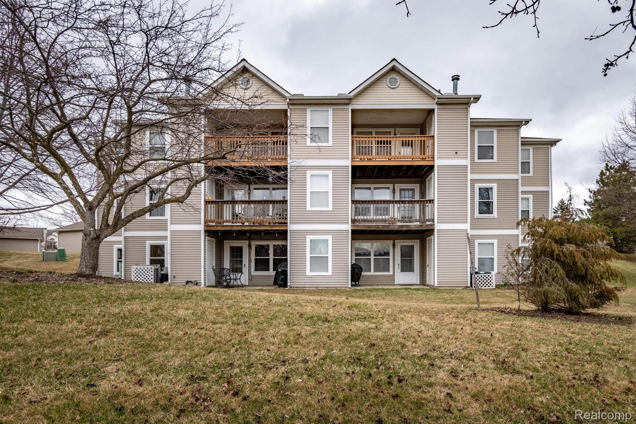 1563 OAKFIELD Drive