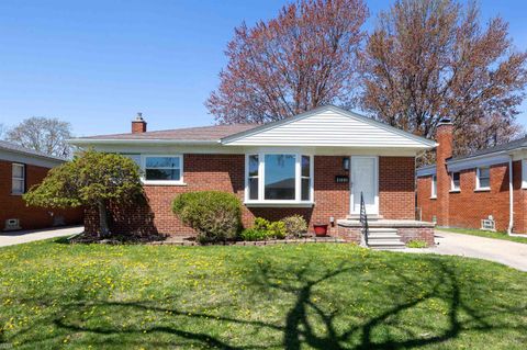 21601 Arrowhead Street St Clair Shores City Macomb MI 48082