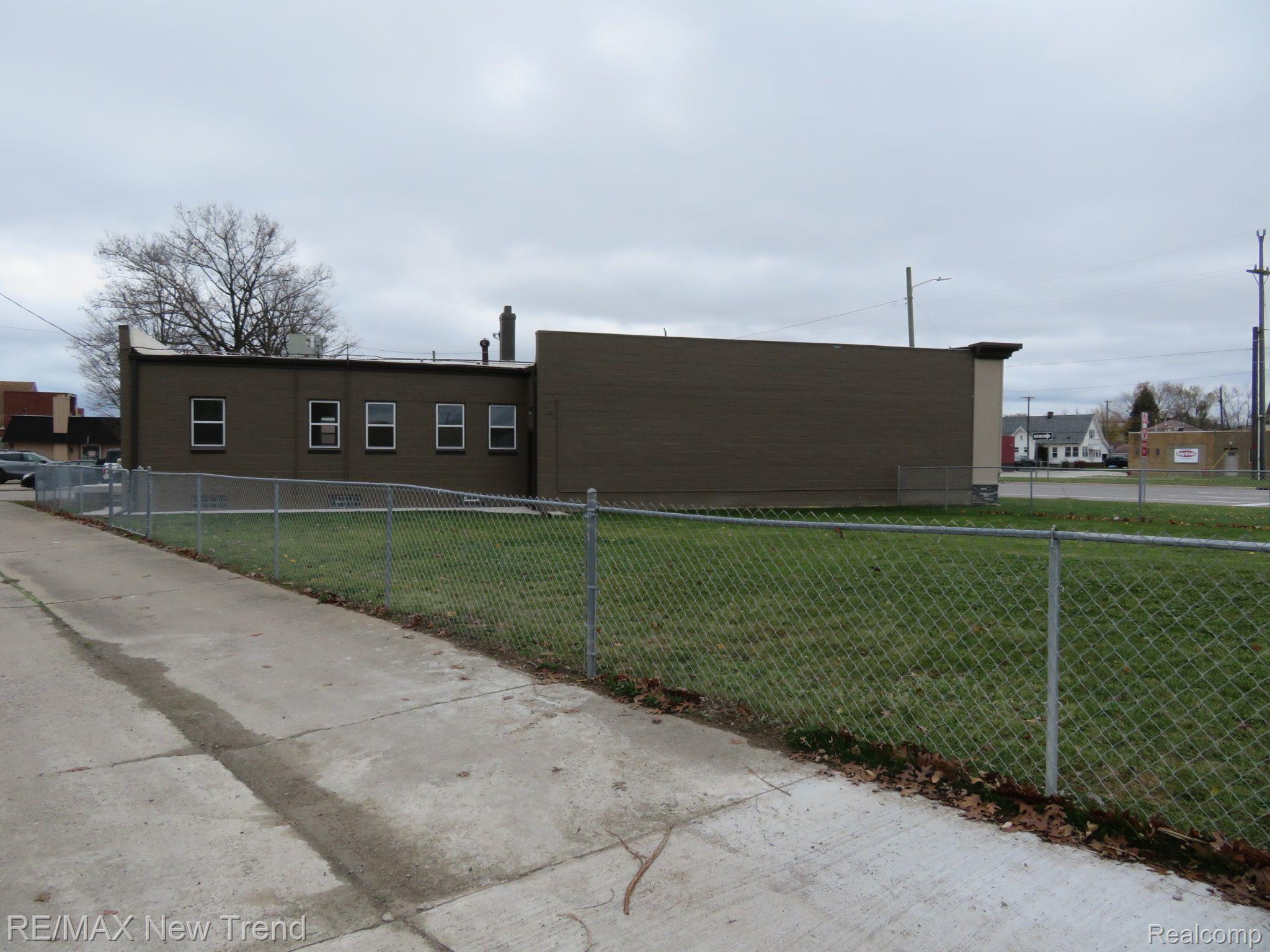 2827 FORT Street