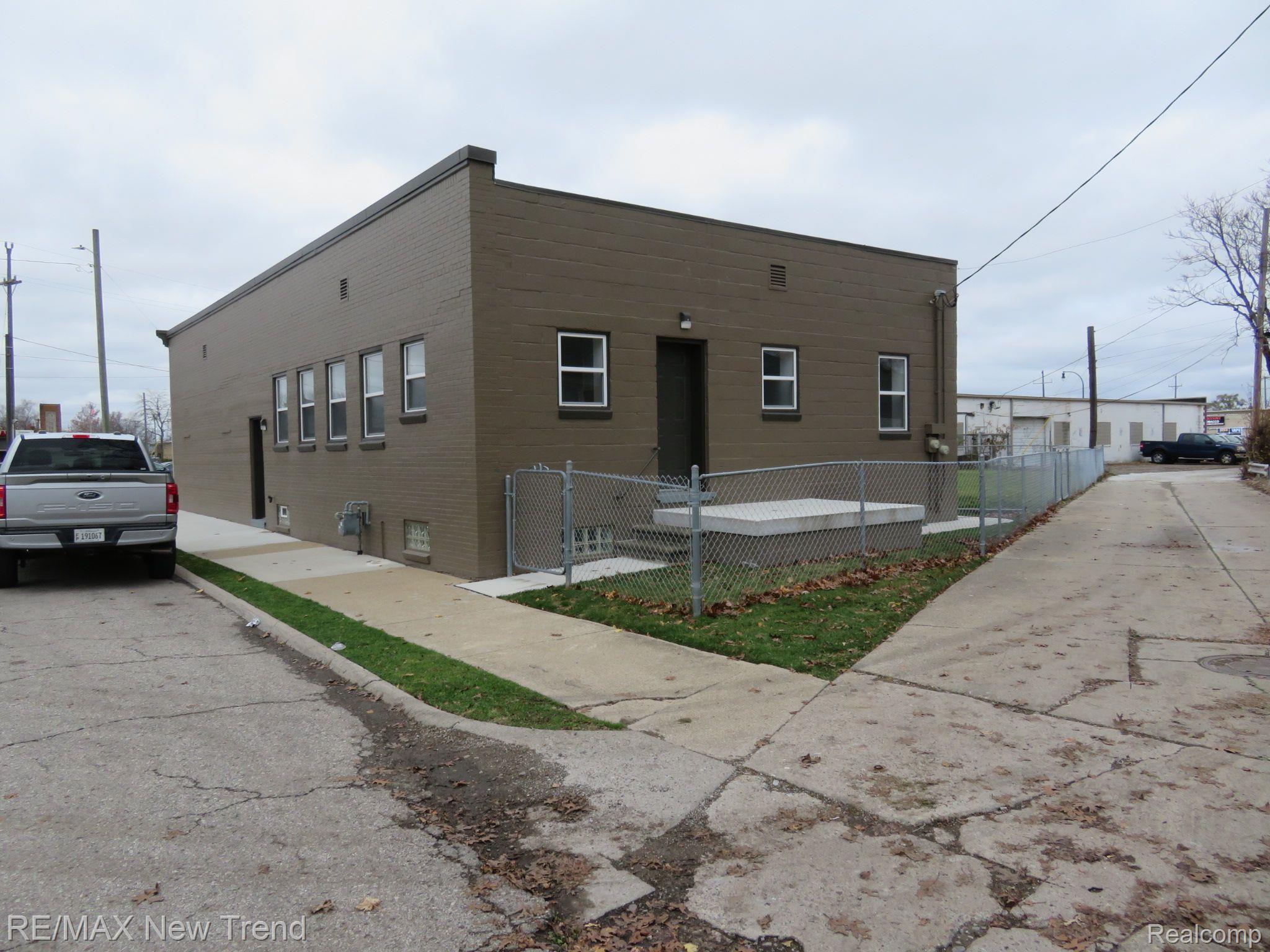2827 FORT Street