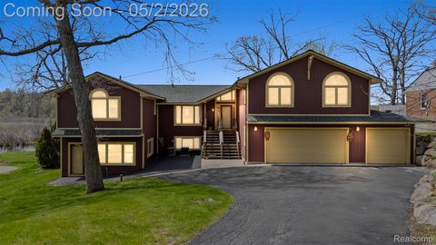 Photo of 2745 Lari Court, West Bloomfield Charter Township, MI 48324 (MLS # 20261028947)