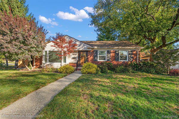 4428 N VERONA CIR, ROYAL OAK, MI 48073 - Image f626a78595219ca0087a3cd1d0bc401d/1992328092
