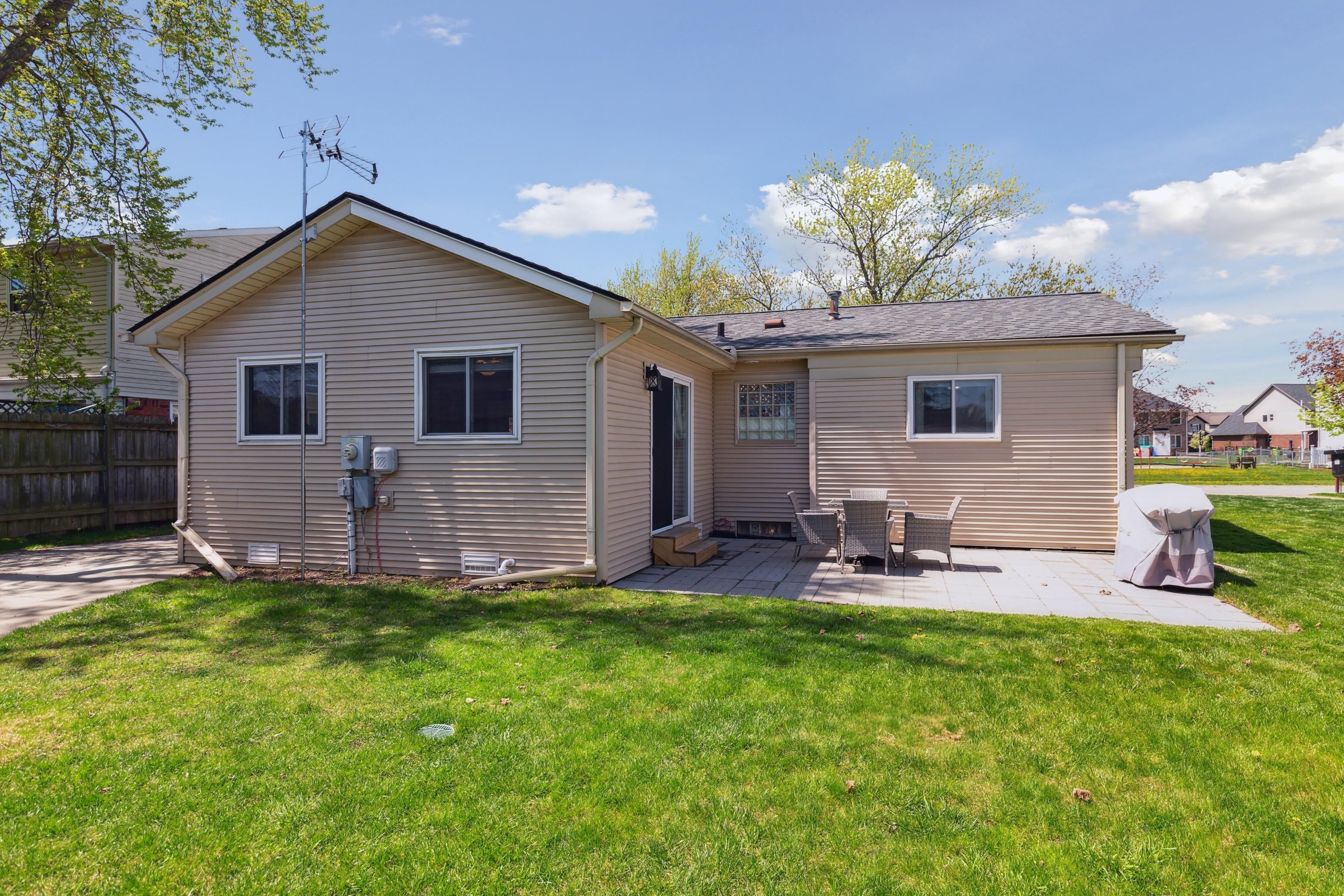 Flat Rock City Wayne, Michigan 48134, United States, 3 Bedrooms Bedrooms, ,1 BathroomBathrooms,Residential,Pending,123700