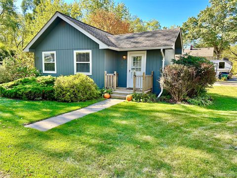 3206 Rio Vista Commerce Charter Township MI 48382