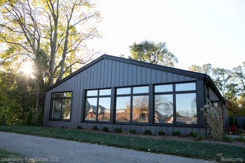 872 E AUBURN Road Rochester Hills City MI 48307