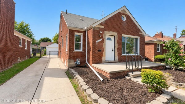 19159 MALLINA ST, DETROIT, MI 48236 - Image f7367faedca10ae77b70b2f99cd3c66b/1519492188