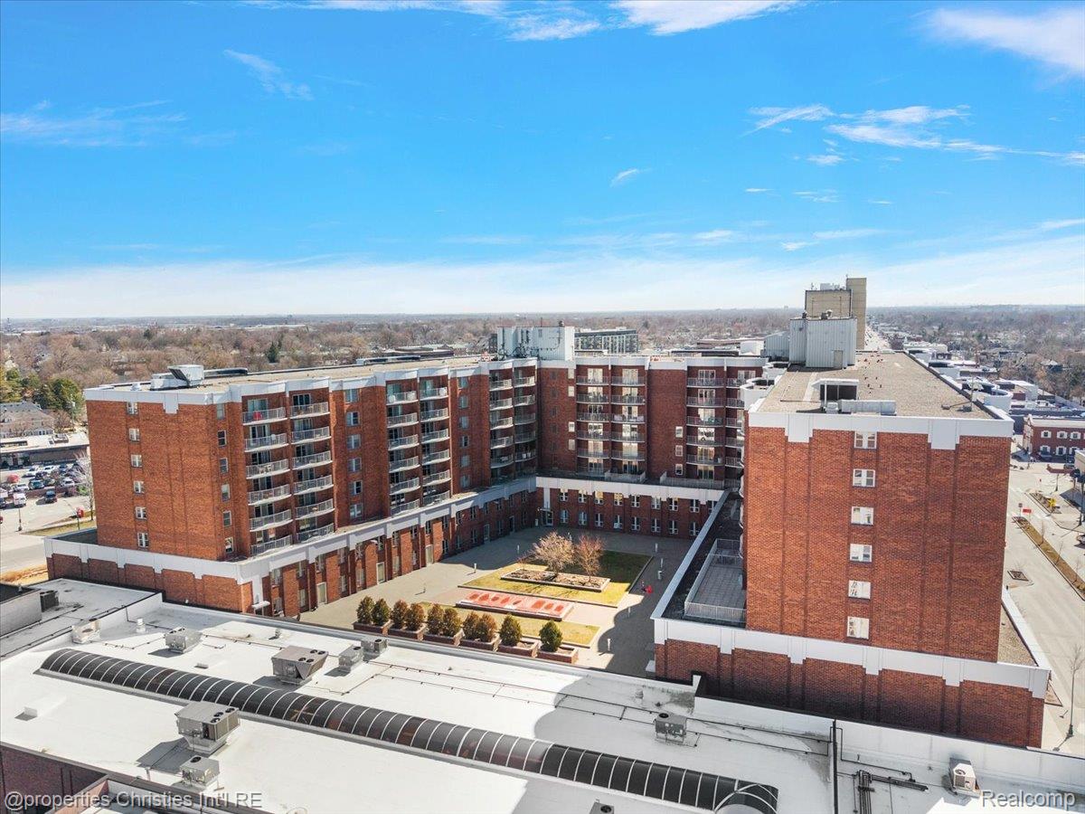 411 S Old Woodward Avenue 824