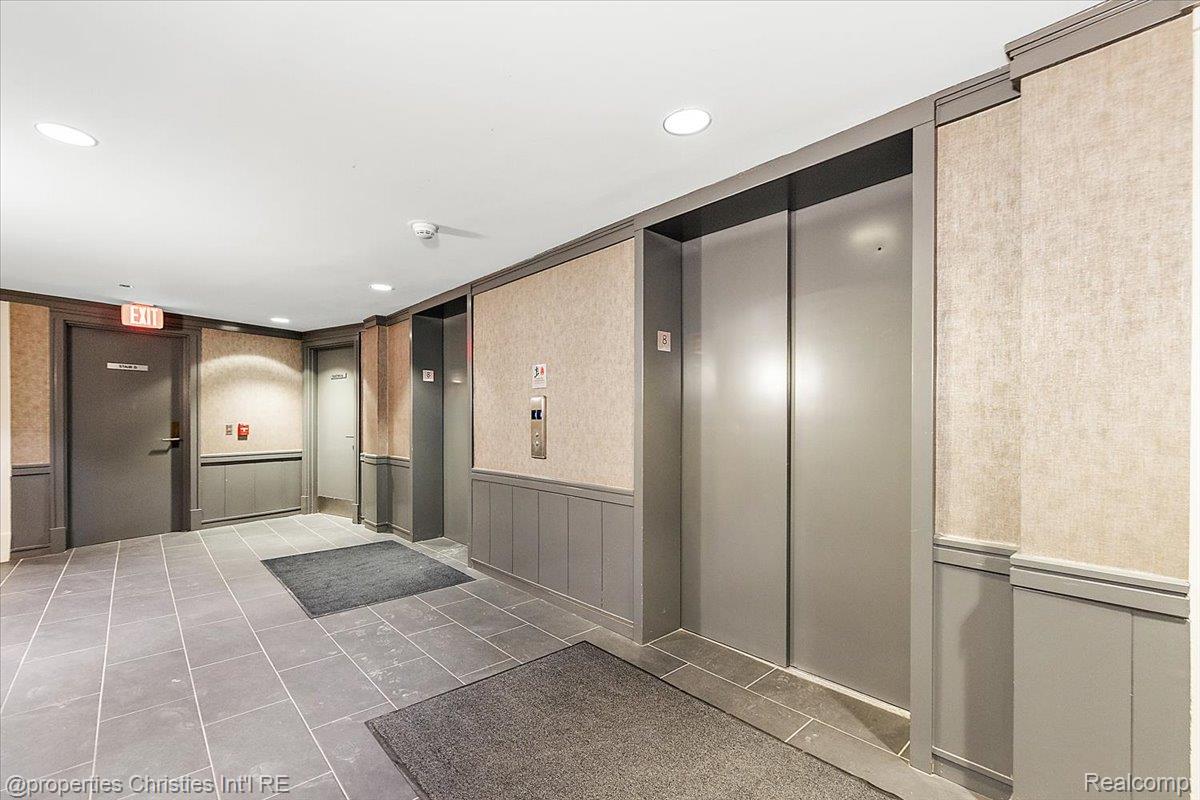 411 S Old Woodward Avenue 824