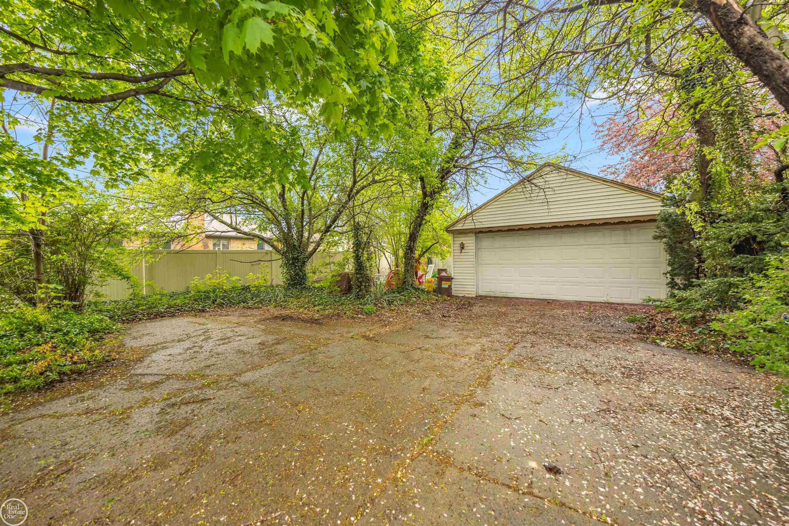 11081 15 Mile Road