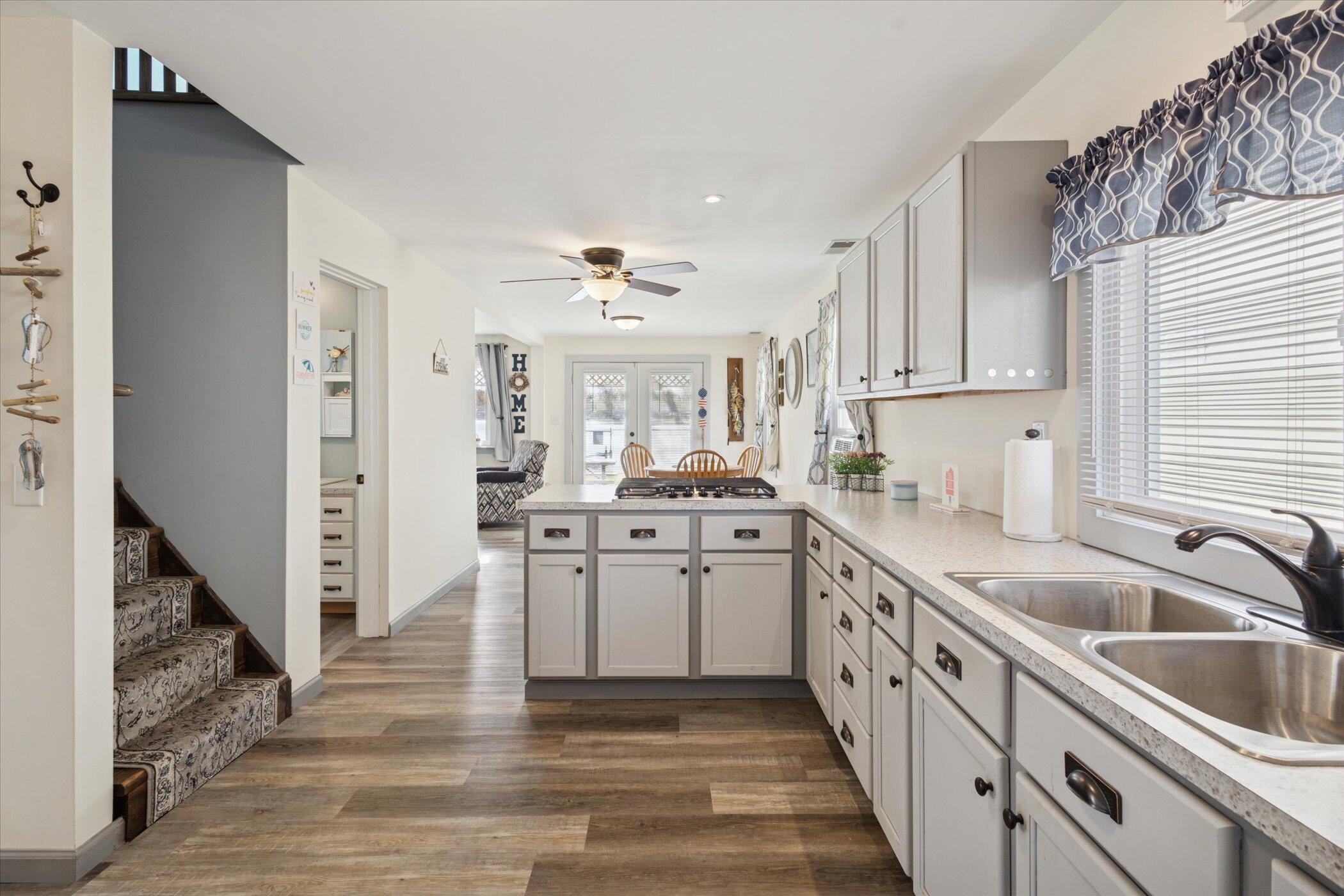 123 N LAKESIDE Drive