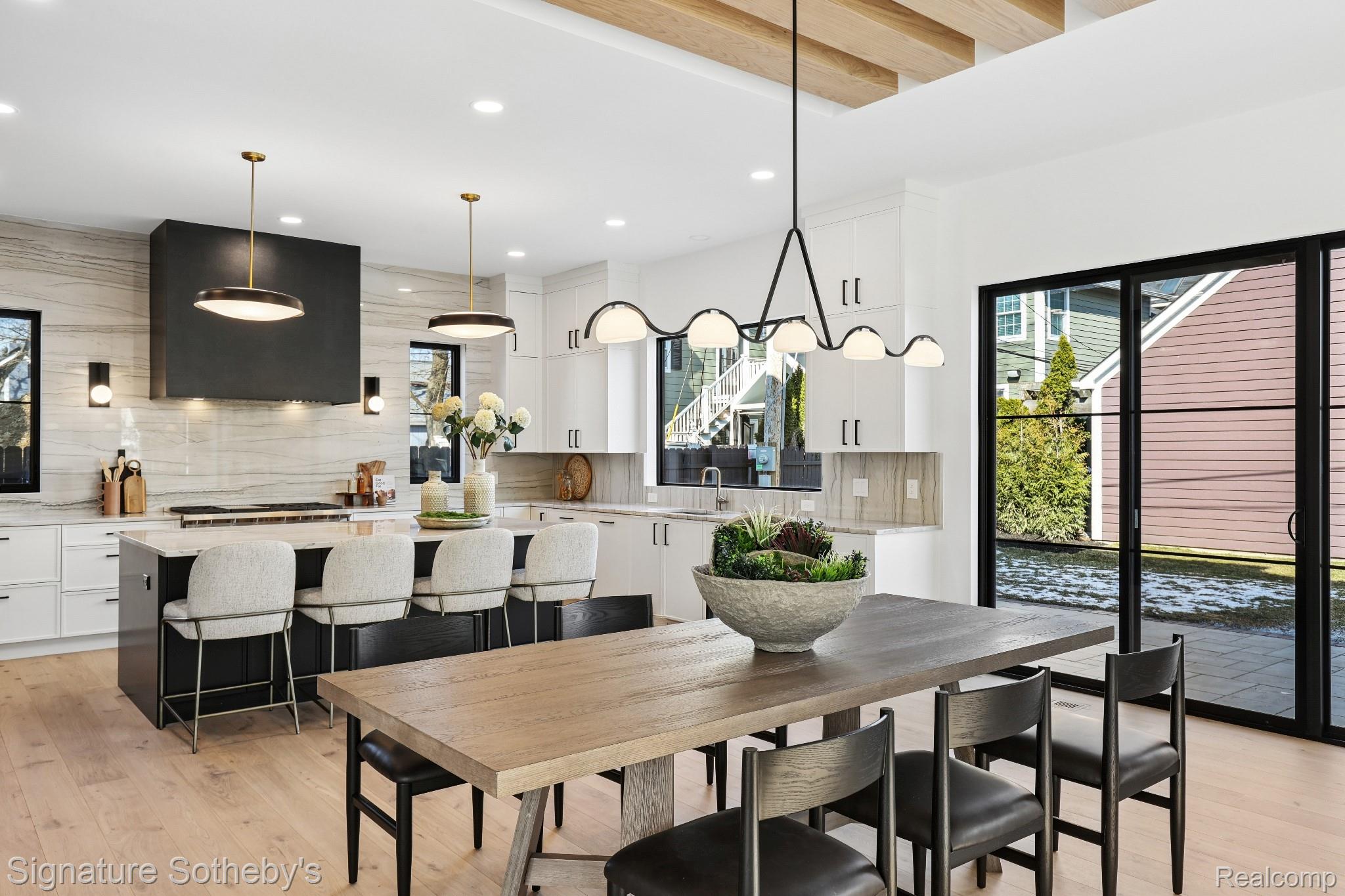 1094 Lincoln Court