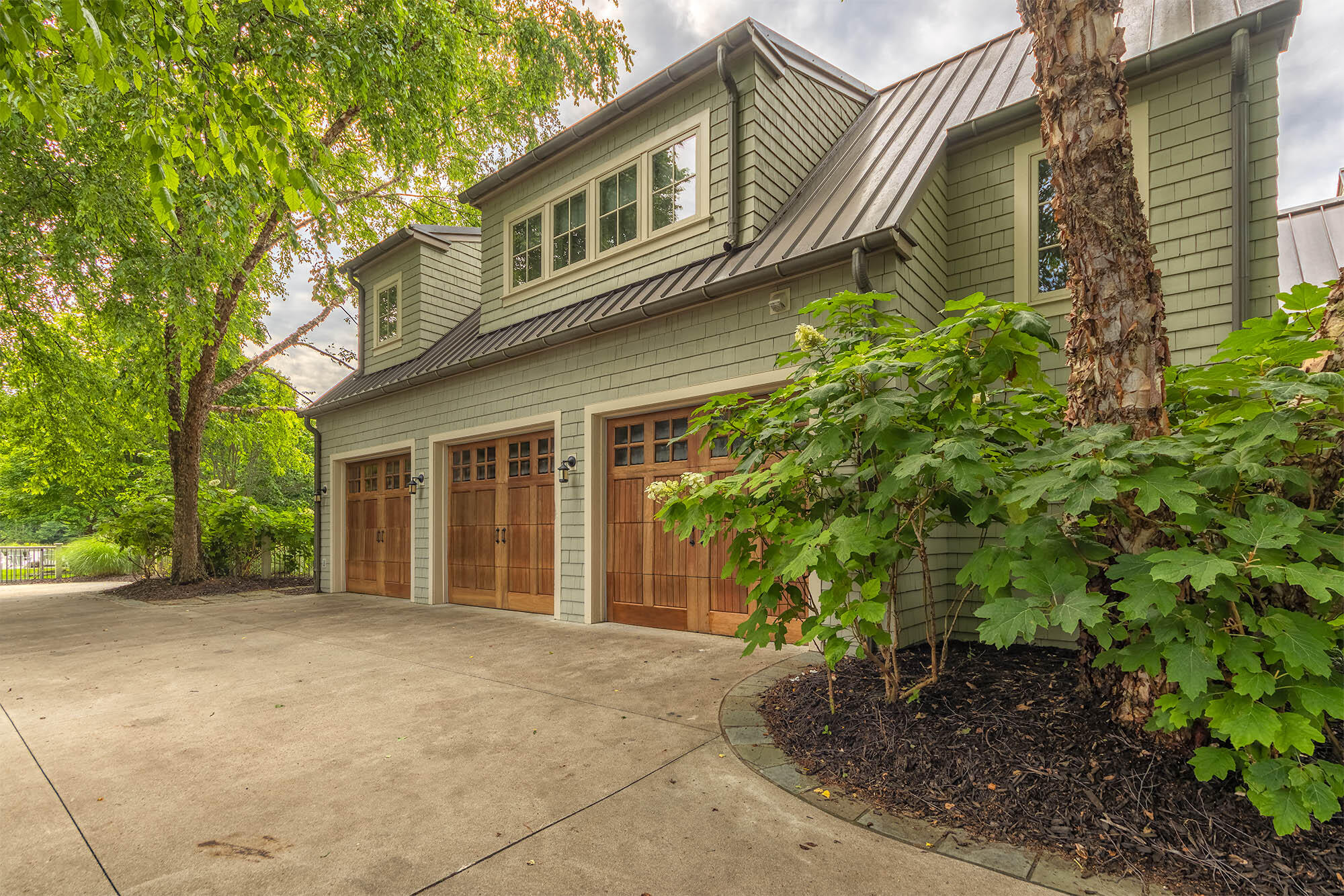 2975 Lakeshore Drive