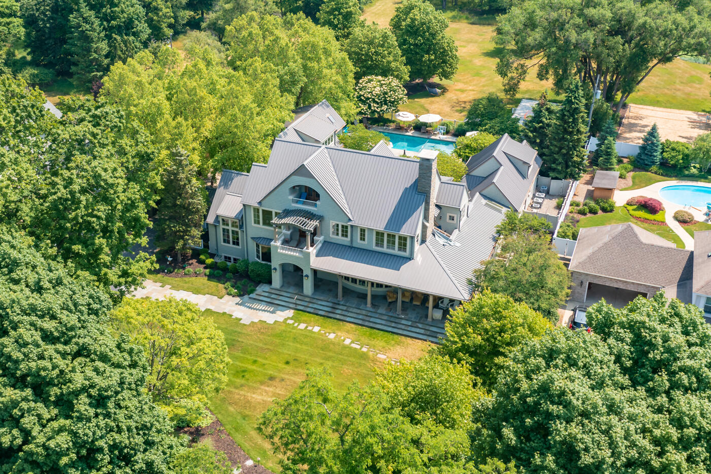 2975 Lakeshore Drive