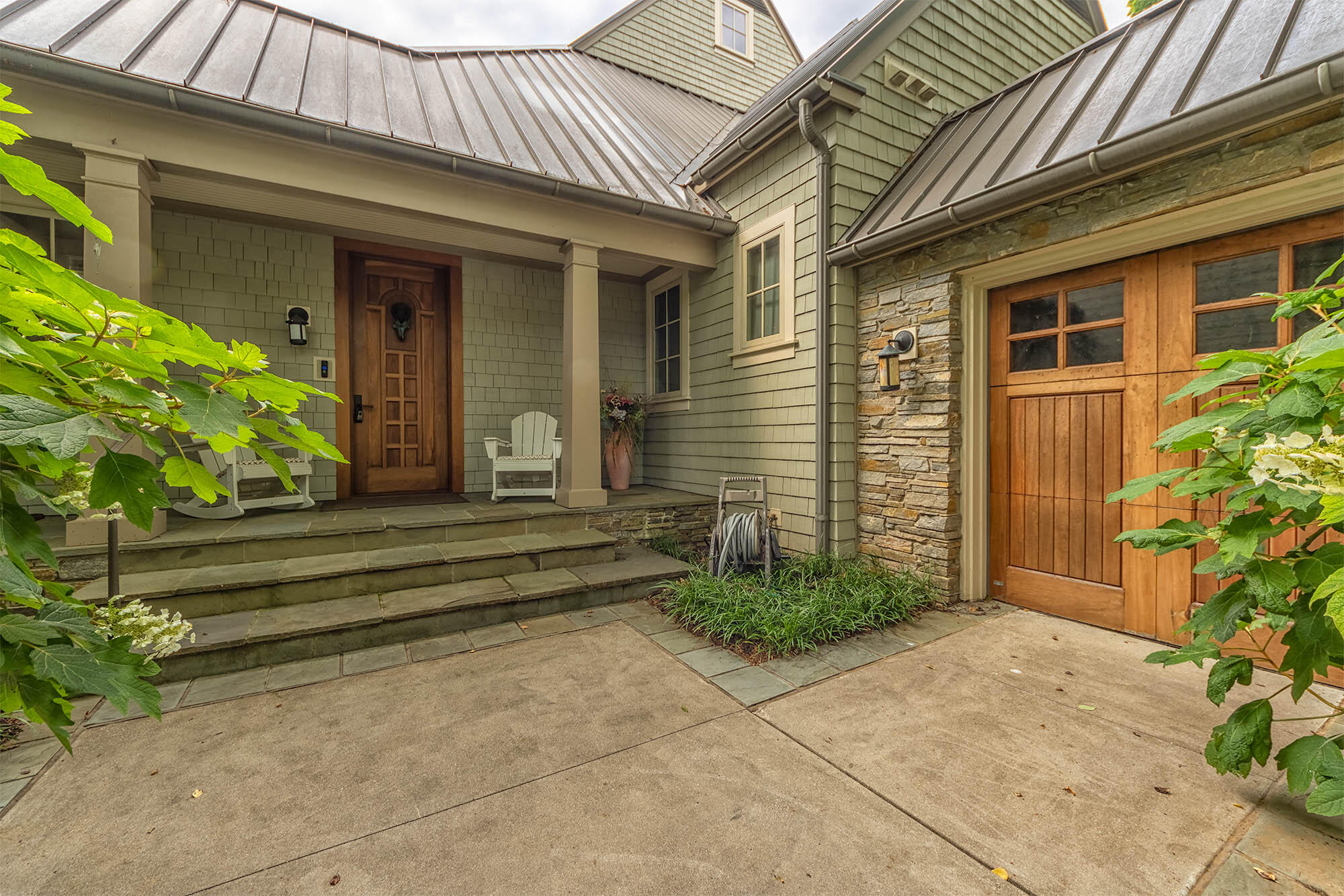 2975 Lakeshore Drive