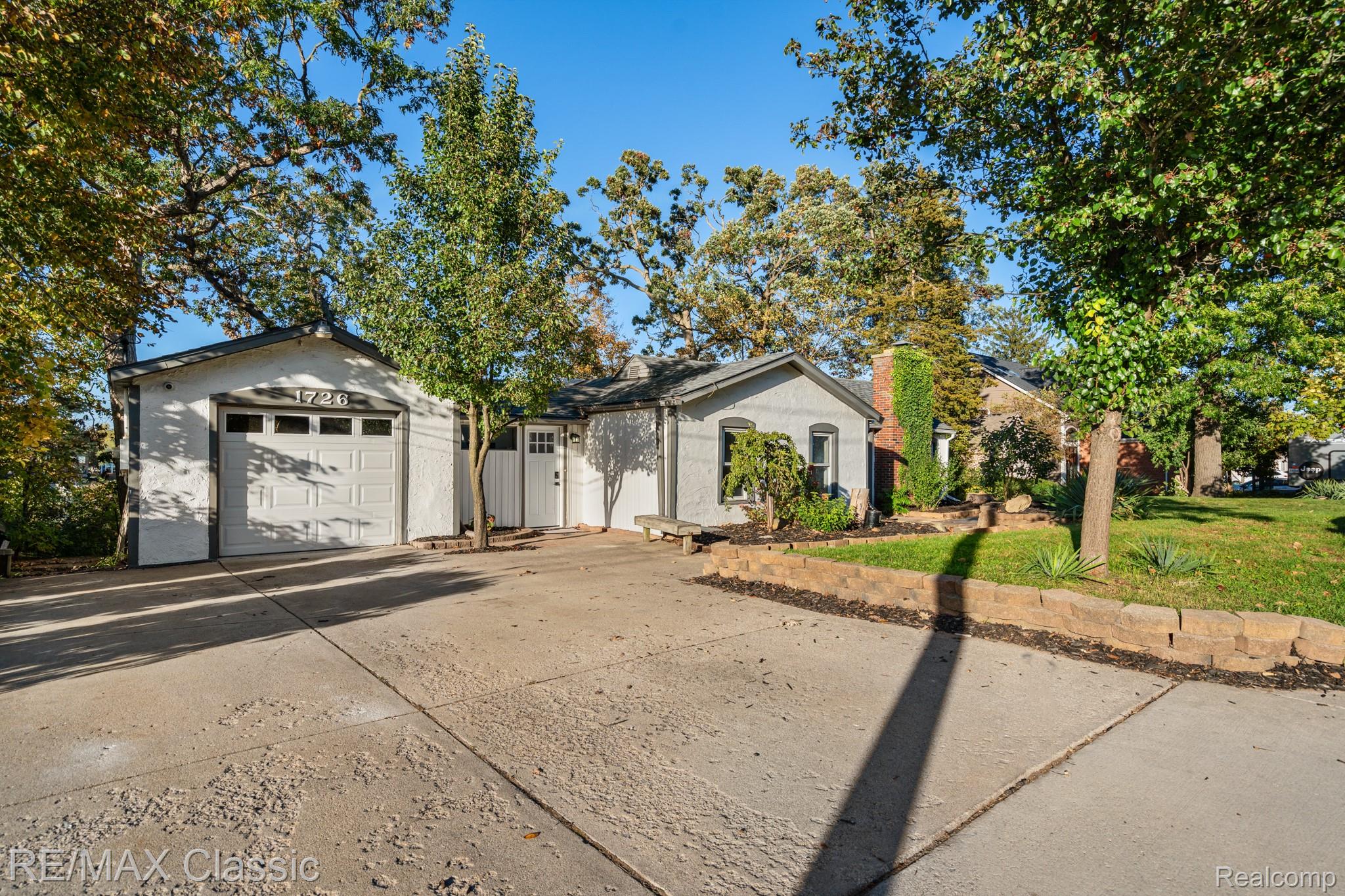 1726 W Oakley Park Road