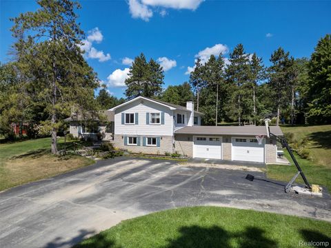 1400 W Predmore Road Oakland Charter Township MI 48363