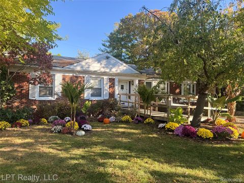 26204 Doxtator Street Dearborn Heights City MI 48127