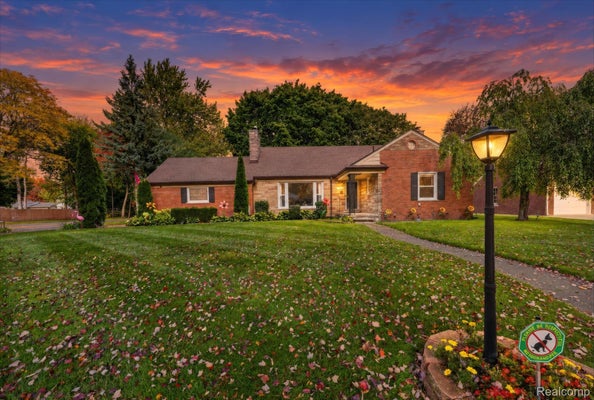 28456 SUNSET BLVD W, LATHRUP VILLAGE, MI 48076 - Image f7a97bdeb0bb1e1541da63f84bd1f9d2/361956790