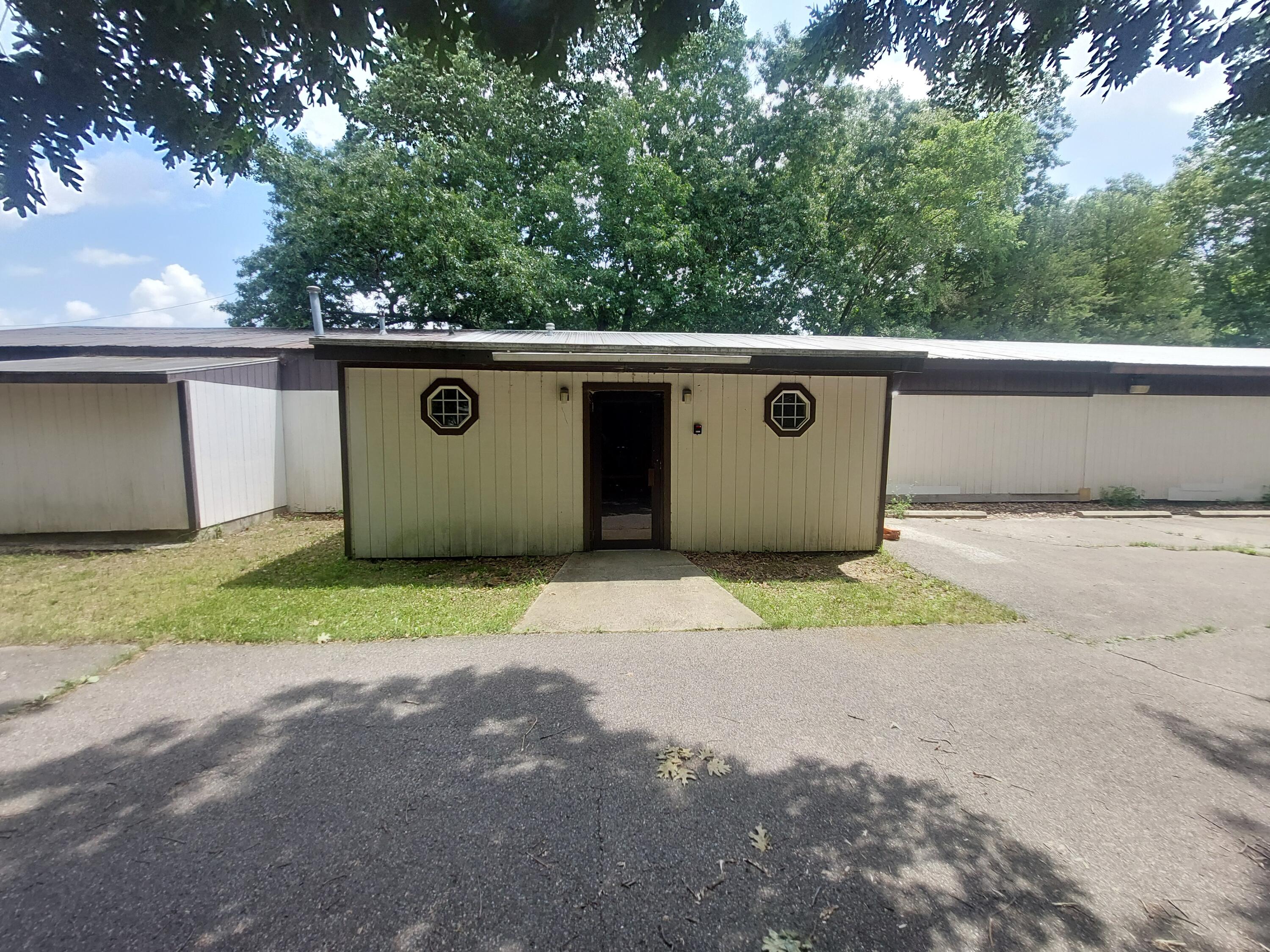 1724 E Bertrand Road