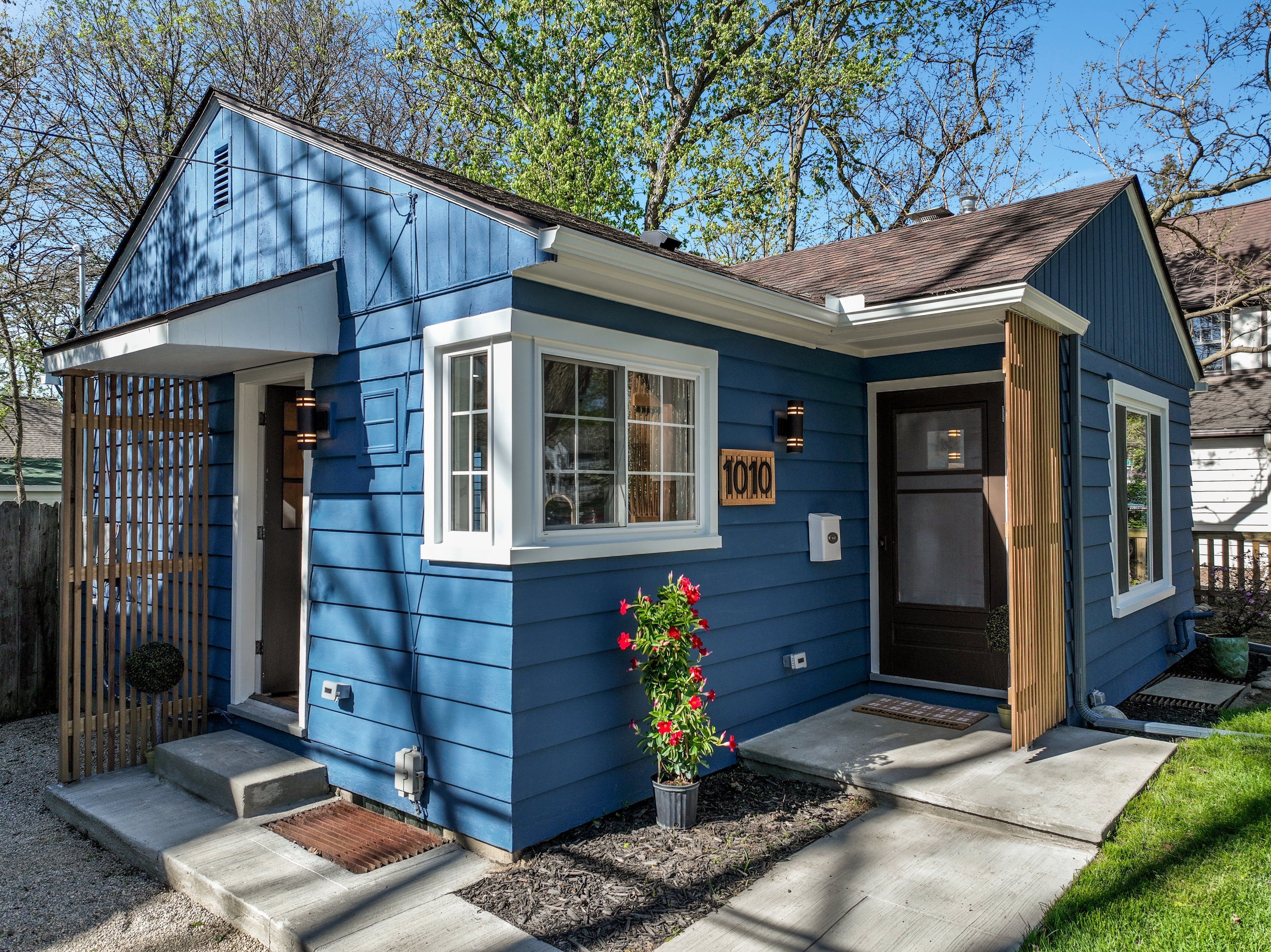 1010 ROSE Avenue