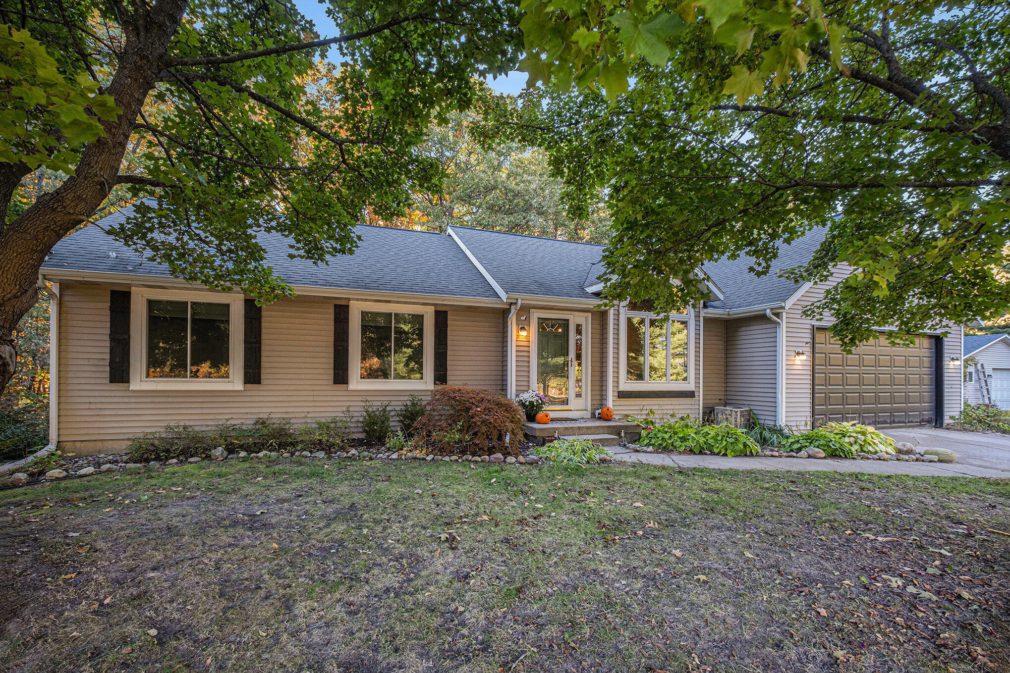 8111 Tanager Lane NE