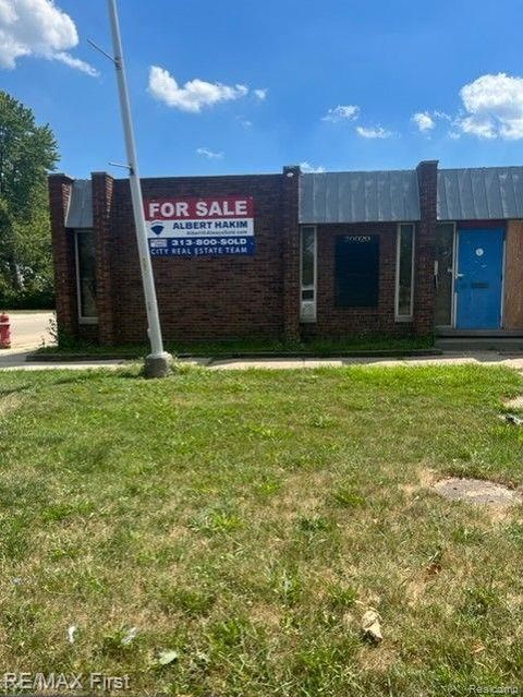 20020 KELLY Road Harper Woods City MI 48225