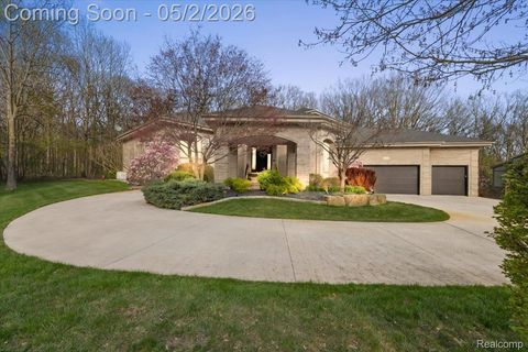 Photo of 930 Bear Creek Court, Oakland Charter Township, MI 48306 (MLS # 20261029395)