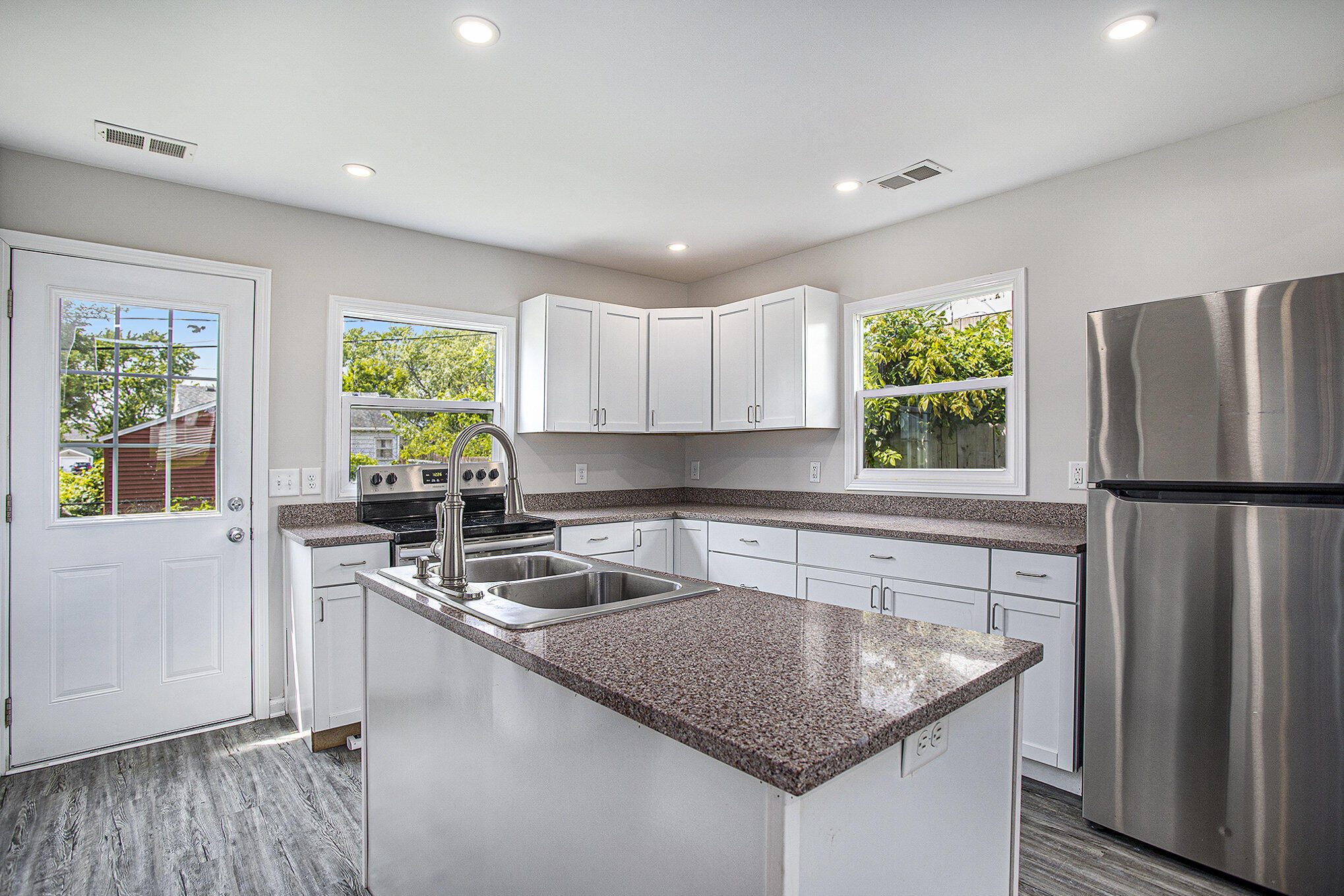 Battle Creek City, Michigan 49015, United States, 2 Bedrooms Bedrooms, ,1 BathroomBathrooms,Residential,Pending,189947