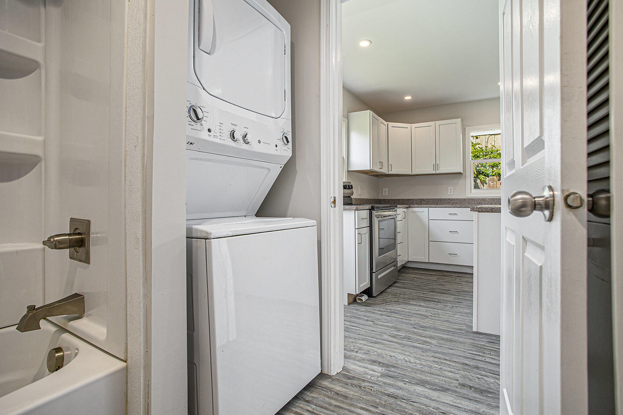 Battle Creek City, Michigan 49015, United States, 2 Bedrooms Bedrooms, ,1 BathroomBathrooms,Residential,Pending,189947