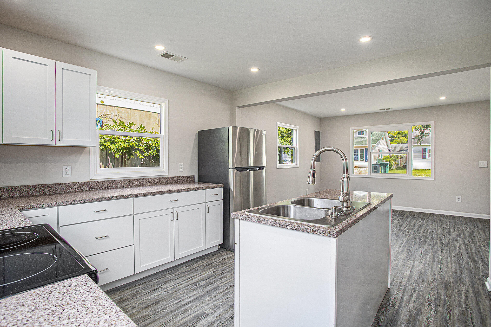 Battle Creek City, Michigan 49015, United States, 2 Bedrooms Bedrooms, ,1 BathroomBathrooms,Residential,Pending,189947