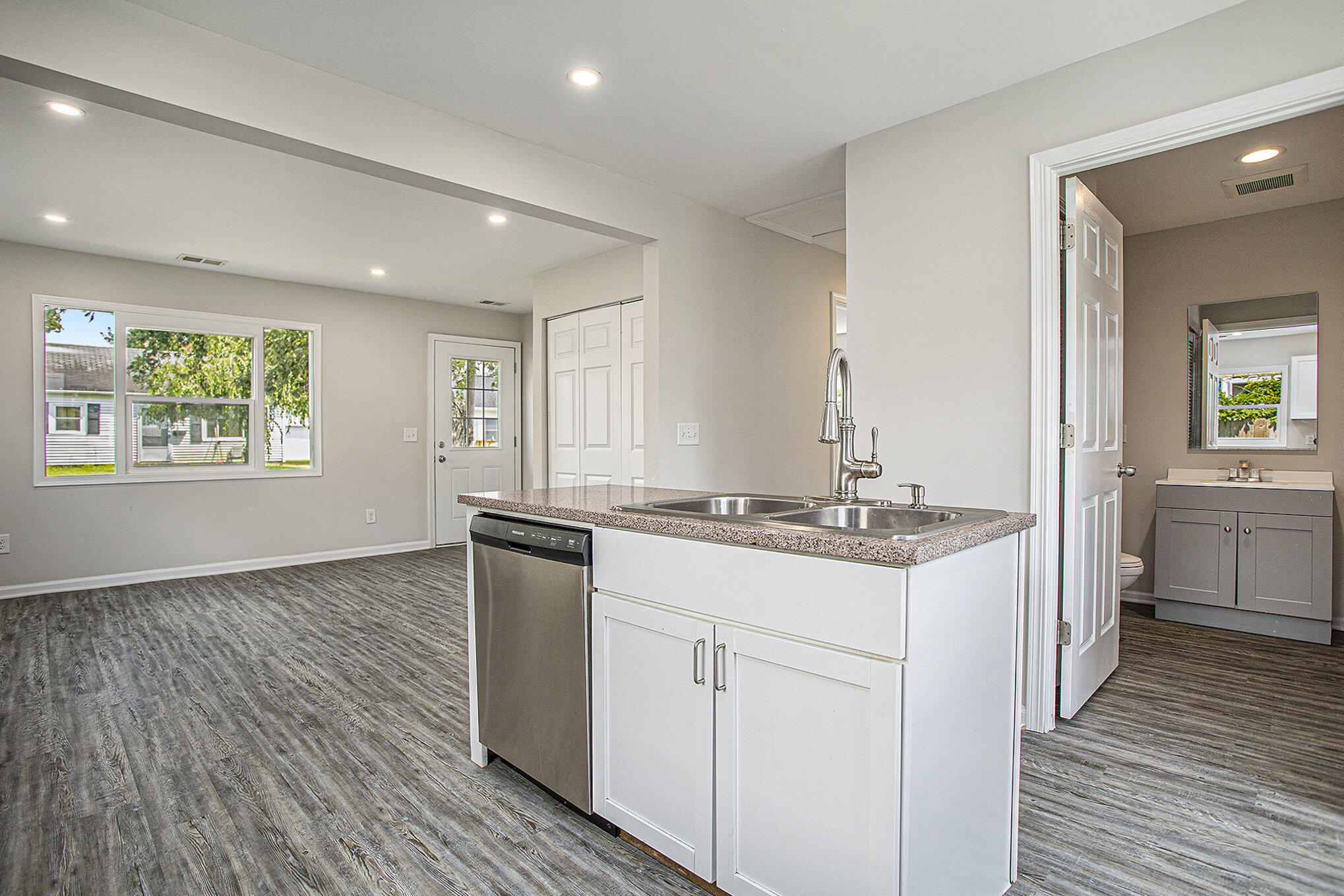 Battle Creek City, Michigan 49015, United States, 2 Bedrooms Bedrooms, ,1 BathroomBathrooms,Residential,Pending,189947