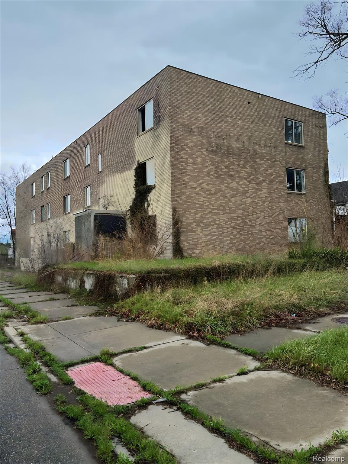 1880 E Grand Boulevard