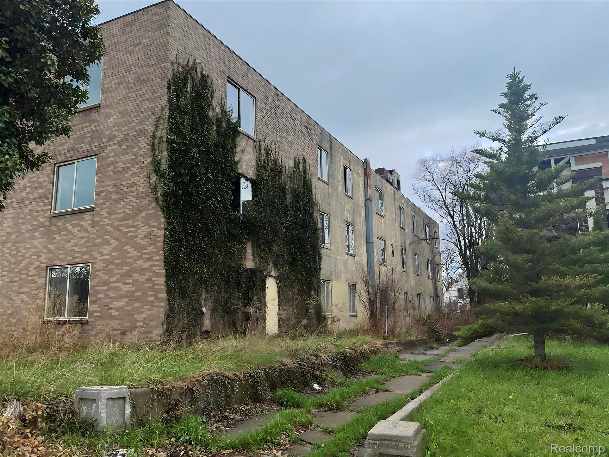 1880 E Grand Boulevard