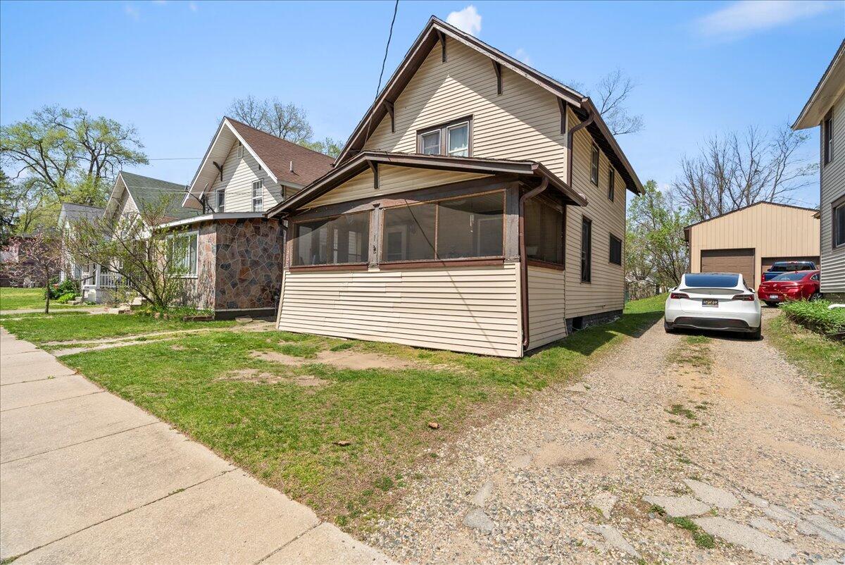 212 Goguac Street W