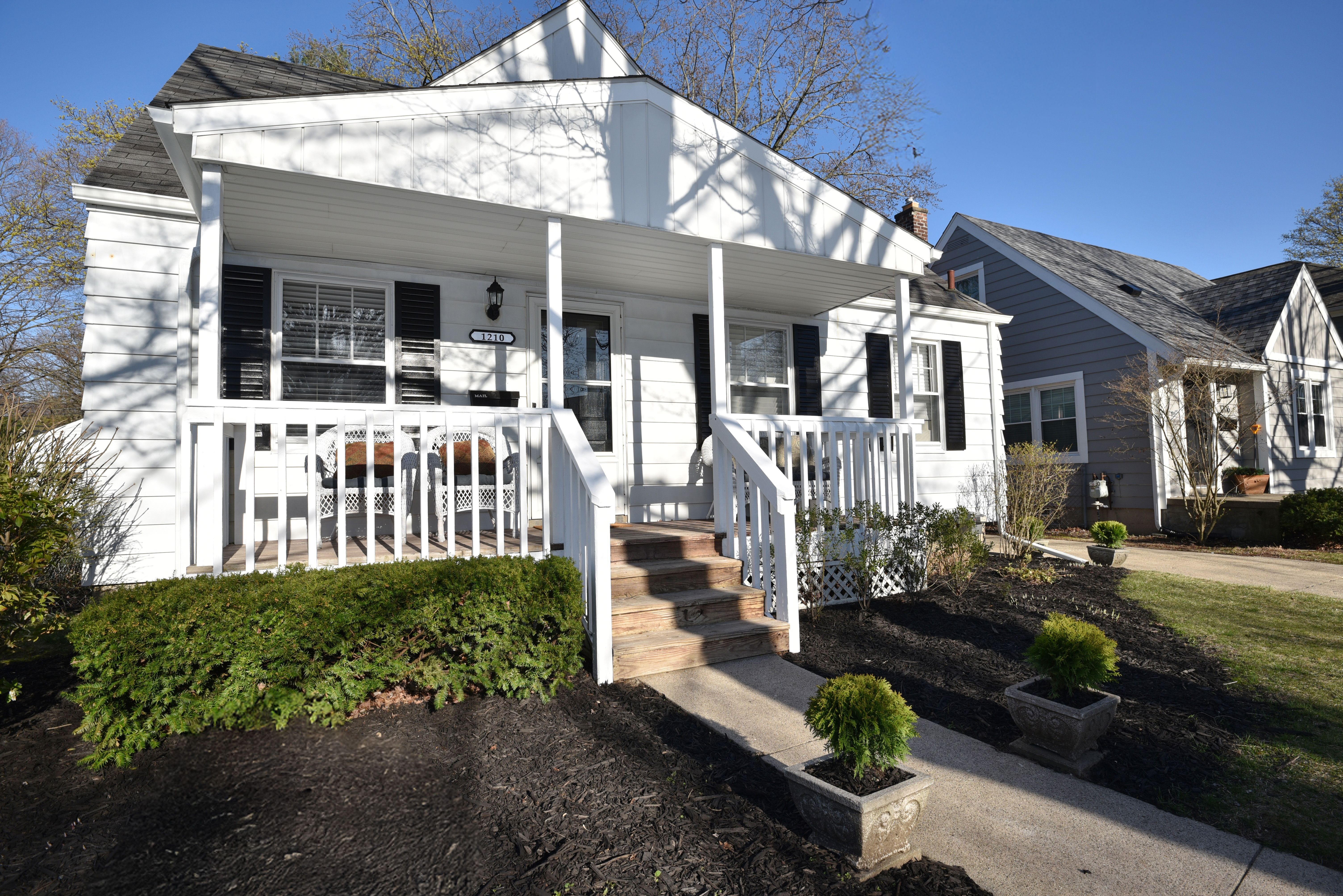1210 FERRIS Avenue