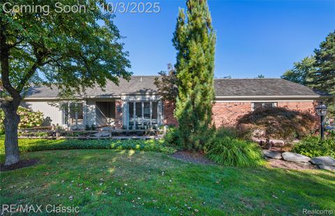 3930 Maple Hill W West Bloomfield Charter Township MI 48323