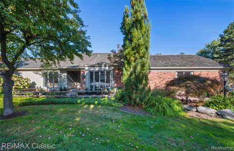 3930 Maple Hill W West Bloomfield Charter Township MI 48323