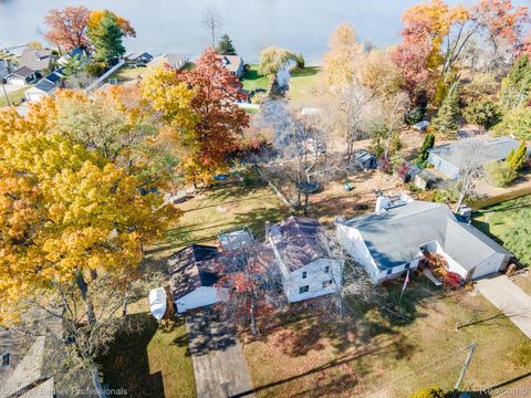 1290 Bablon Dr White Lake Charter Township MI 48386