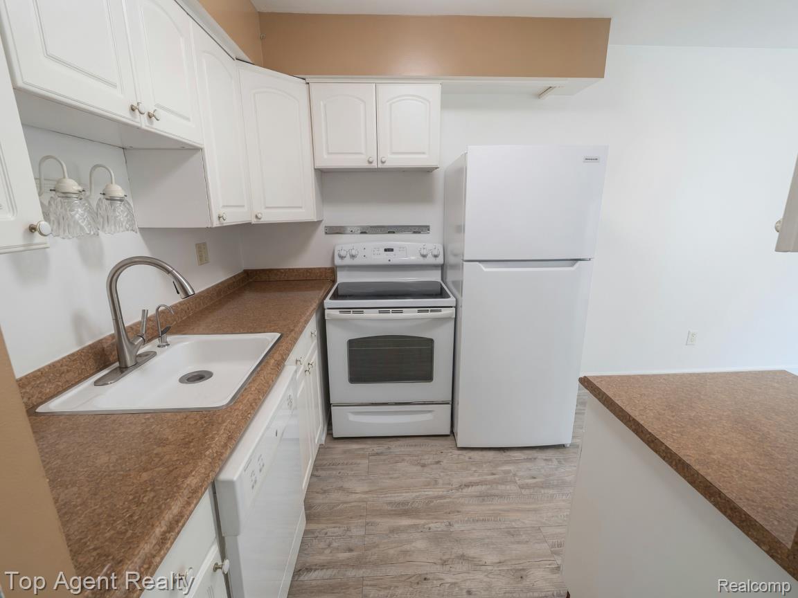 14211 Ivanhoe Drive