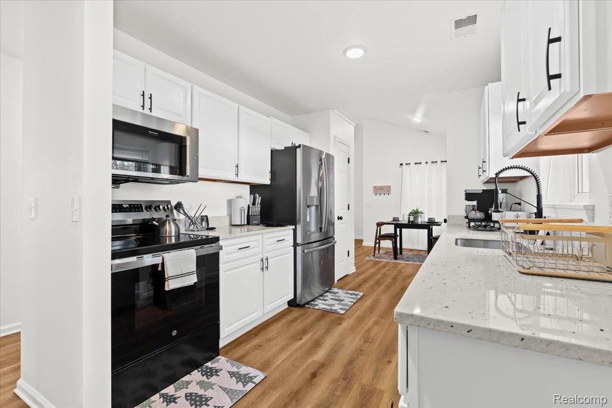 Auburn Hills, Michigan 48326, United States, 3 Bedrooms Bedrooms, ,2 BathroomsBathrooms,Residential,Active,247619