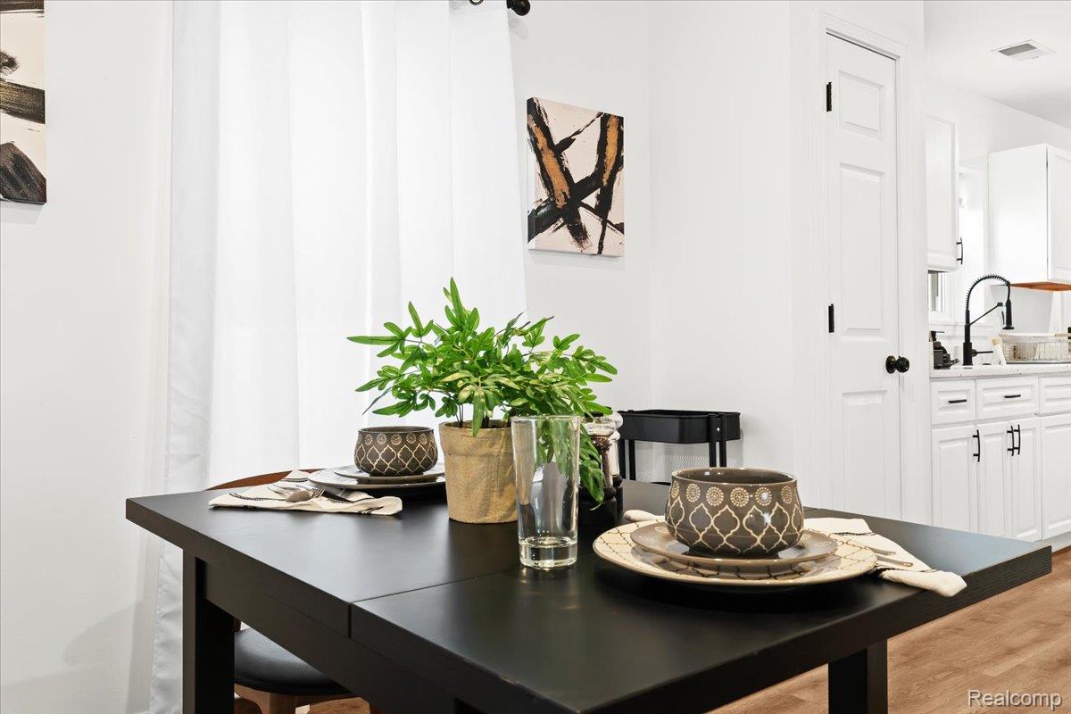 Auburn Hills, Michigan 48326, United States, 3 Bedrooms Bedrooms, ,2 BathroomsBathrooms,Residential,Active,247619