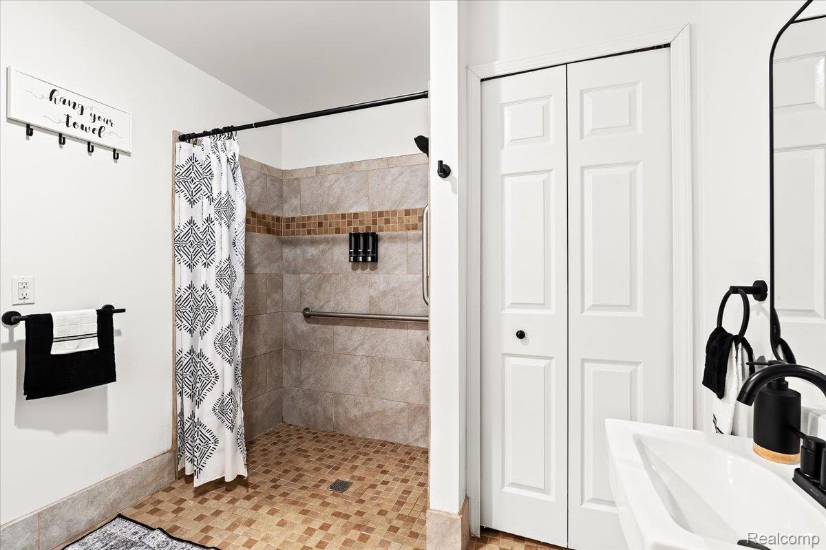 Auburn Hills, Michigan 48326, United States, 3 Bedrooms Bedrooms, ,2 BathroomsBathrooms,Residential,Active,247619