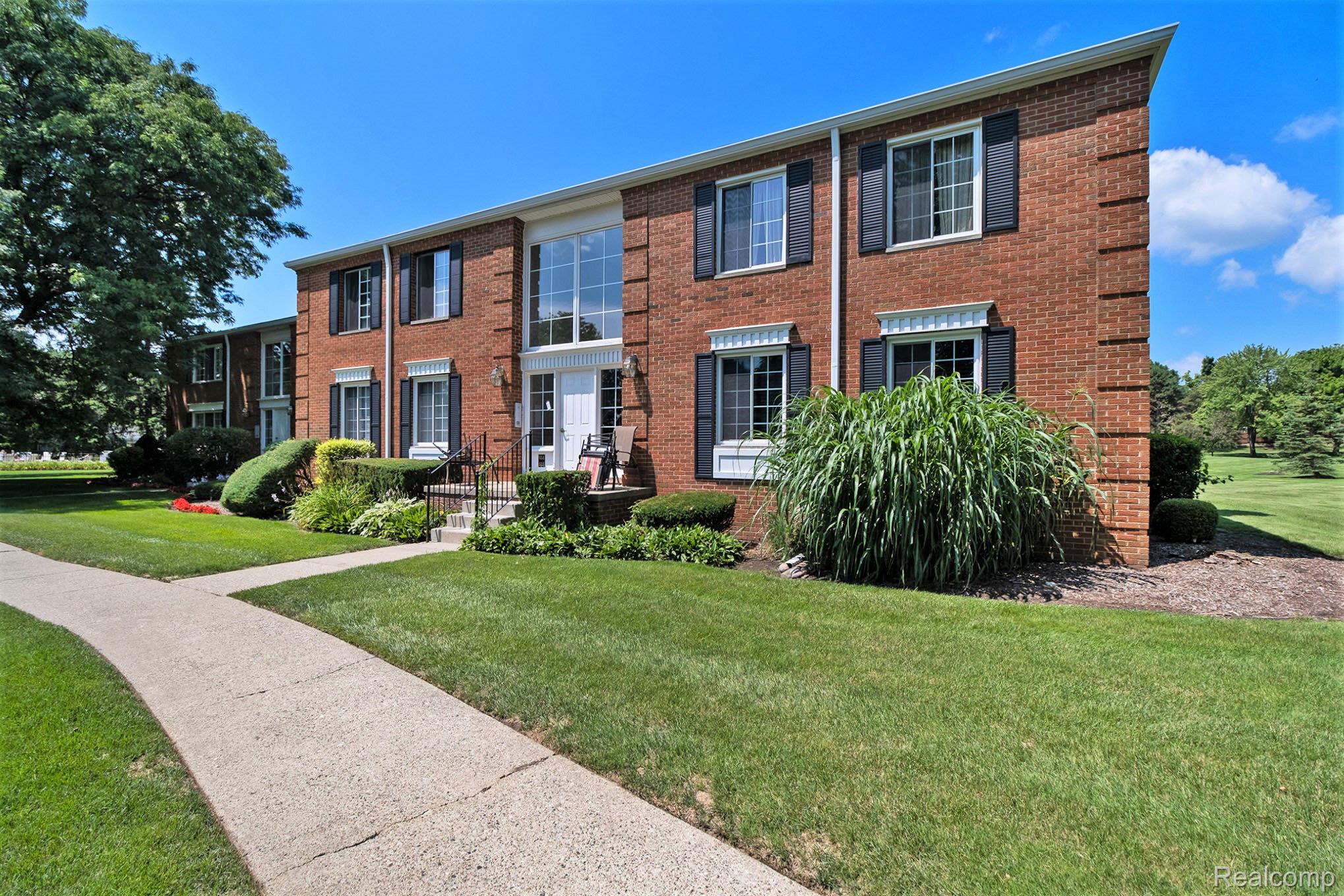 654 E FOX HILLS Drive