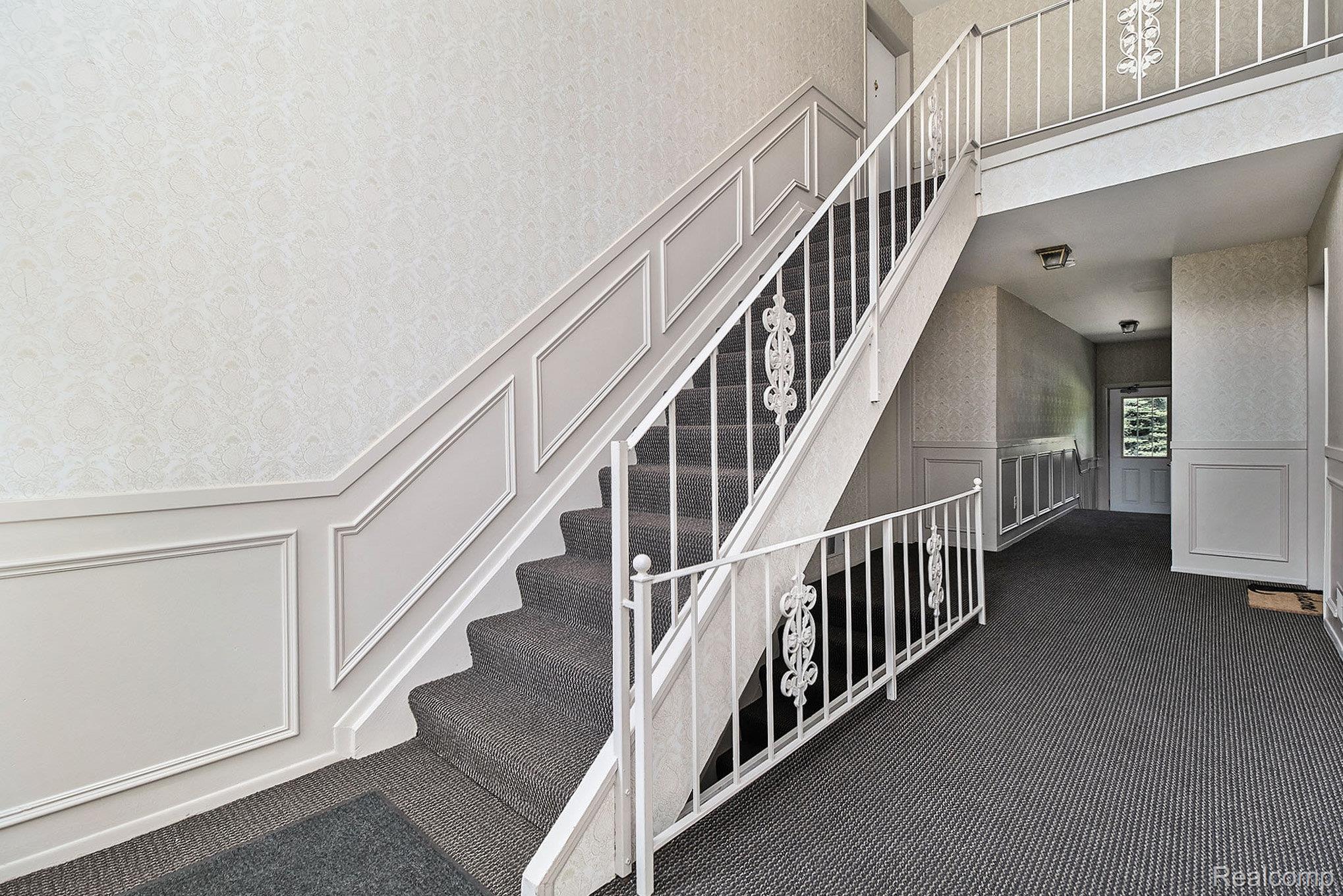 654 E FOX HILLS Drive