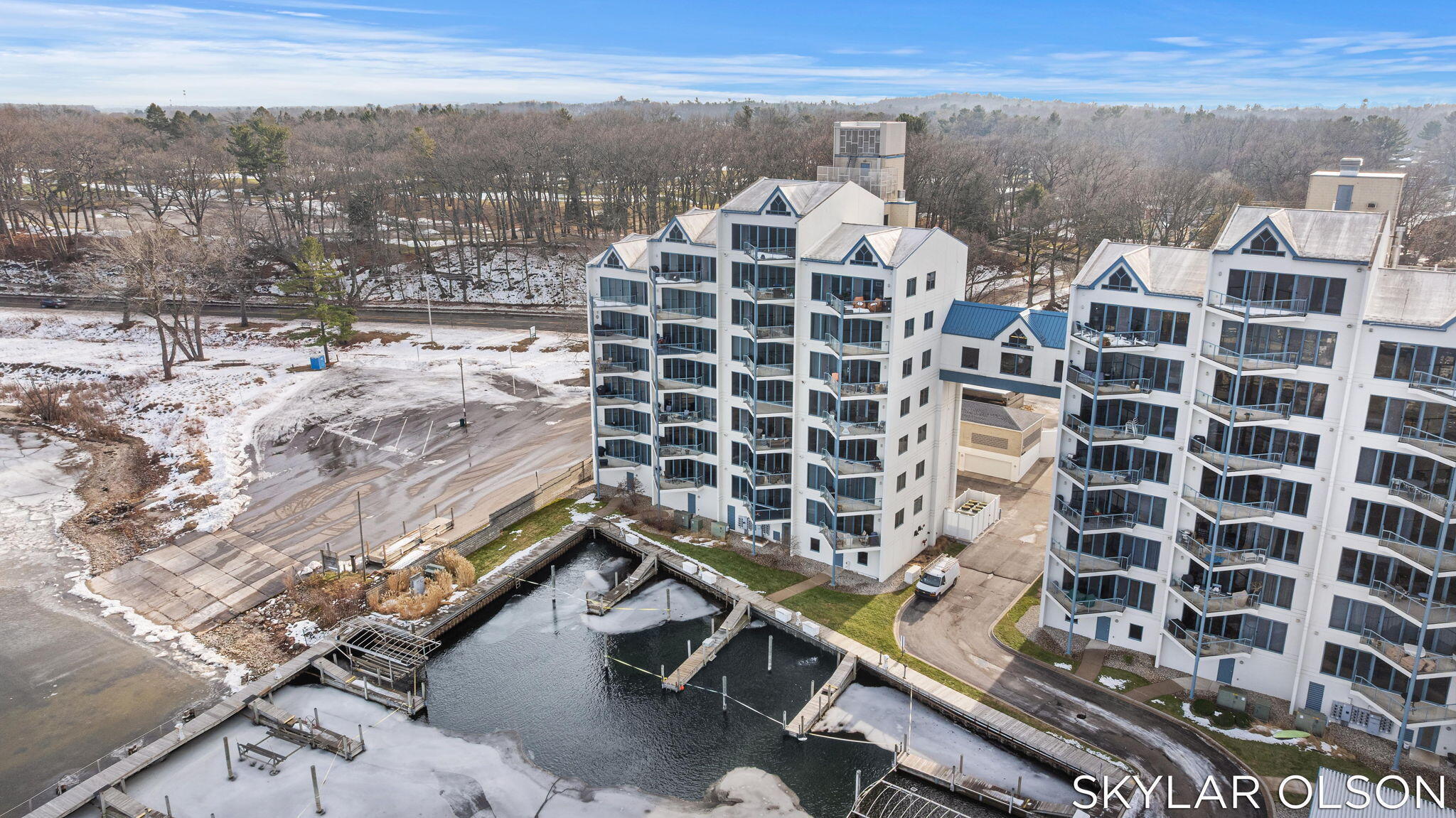 2964 Lakeshore Drive E701